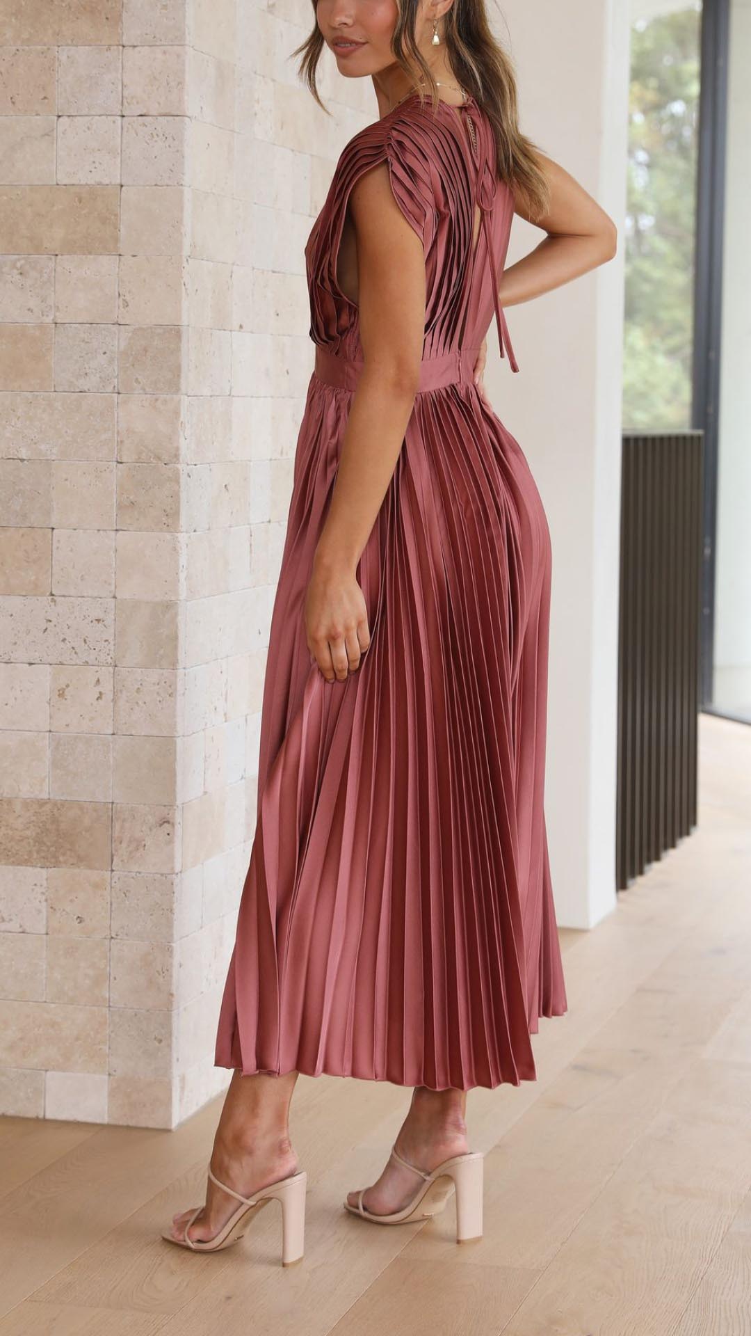 Women's elegant pleated maxi dress | Flattering V-neck summer gown 3